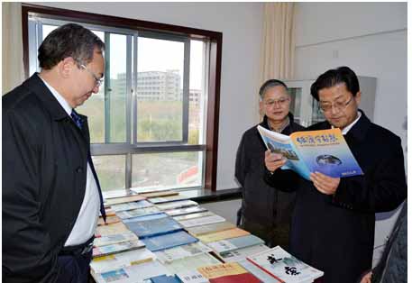 专家组实地查阅资料